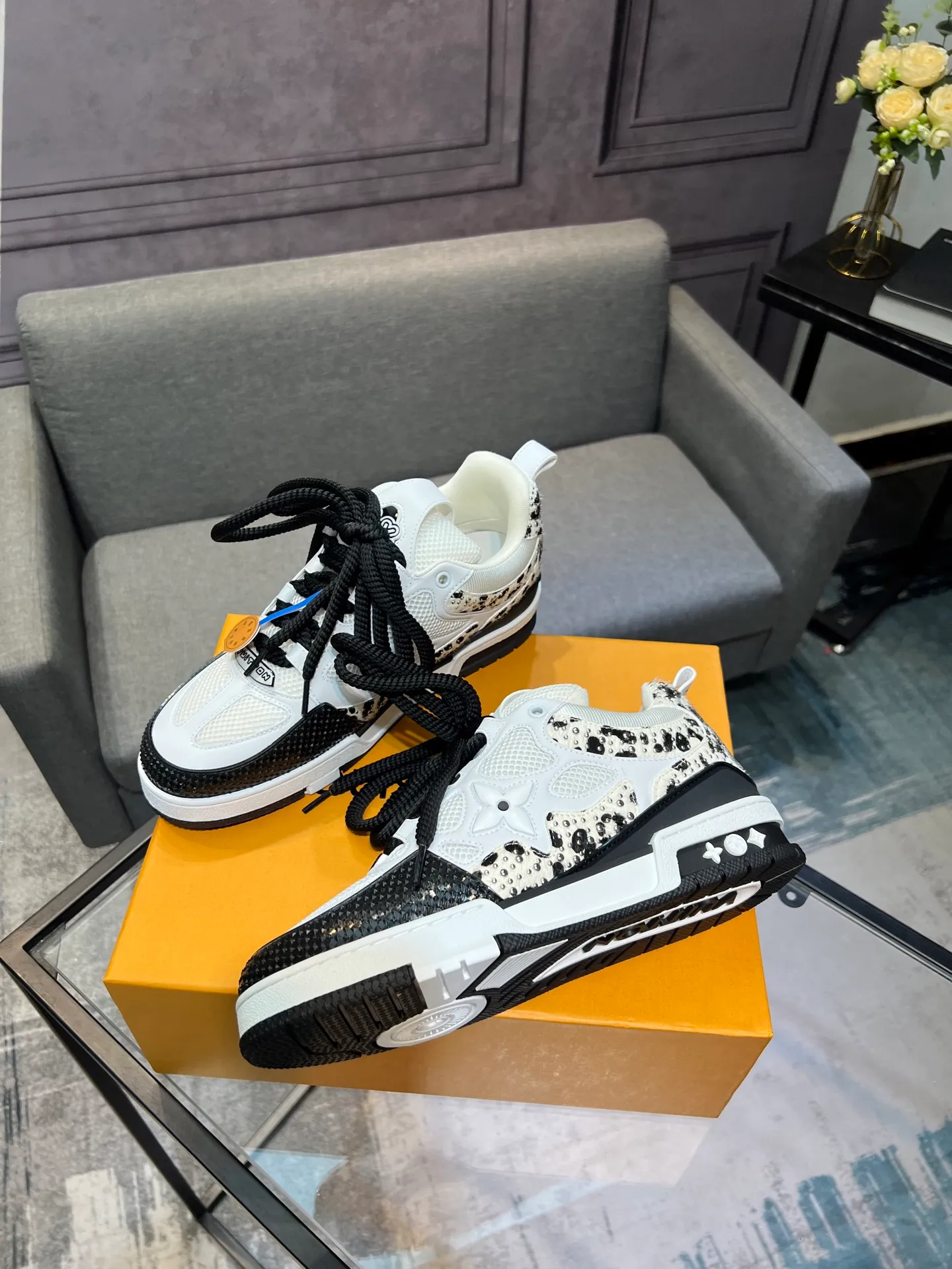 Men's men's shoes💰800 LV top version new style purchasing quality LV~Louis Vuitton LV TRAINER's best-looking sneakers, donkey brand strongly promotes new products, official website limited edition retro basketball sneakers! Both high-top and low-top models spent money to purchase 1:1 accurate reproductions of the originals. The details are invincible and full of sincerity. The imported custom-made original cowhide leather is the same as the original package. The details are 100% restored. The private model customizes the original one-piece TPU outsole. It is different from other brands. Without the original version, this effect cannot be achieved!                Men's and women's models 35-40 39-45 (46 is custom-made and cannot be returned or exchanged)